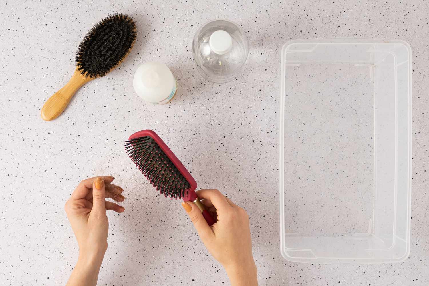 Quitando el pelo sobrante del cepillo