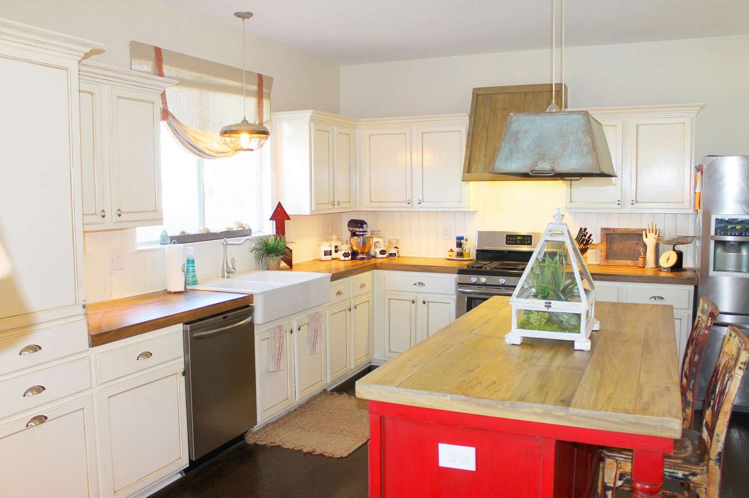 cozinha branca com ilha vermelha em estilo de casa de fazenda