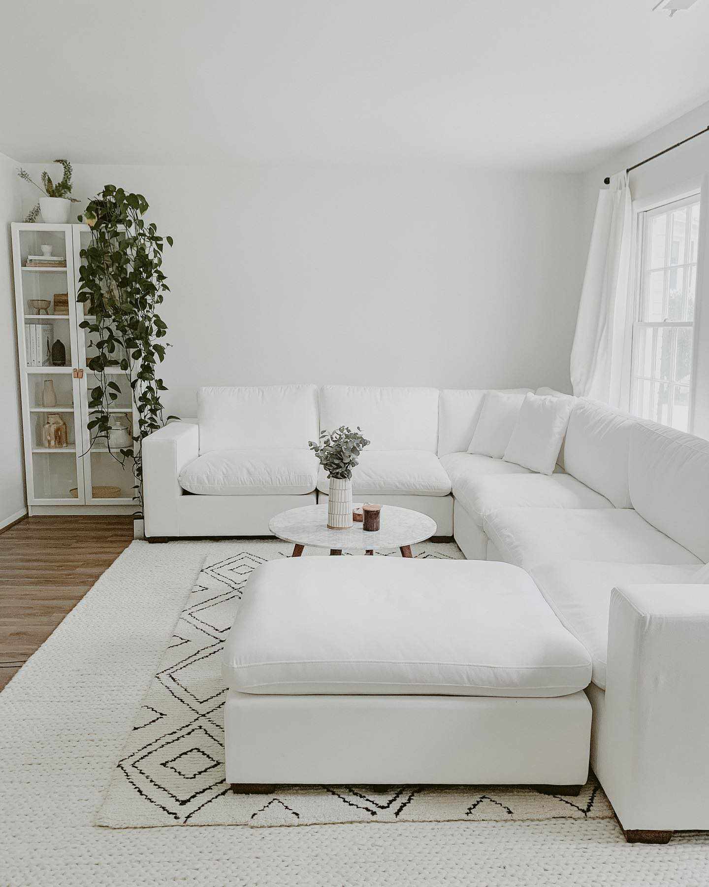 Sala de estar escandinava branca.