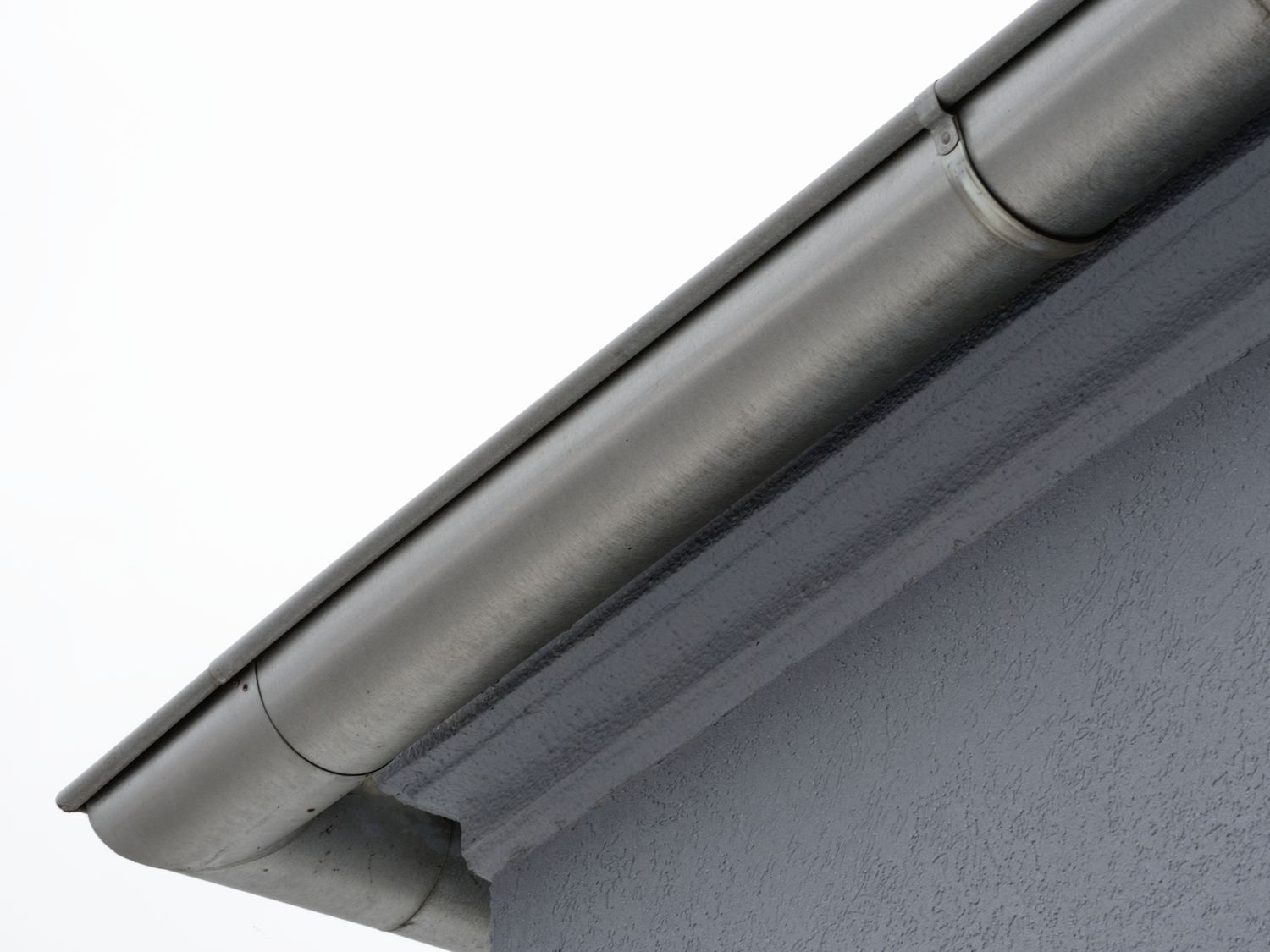 Aluminium-Regenrinnensystem an einem grauen Haus