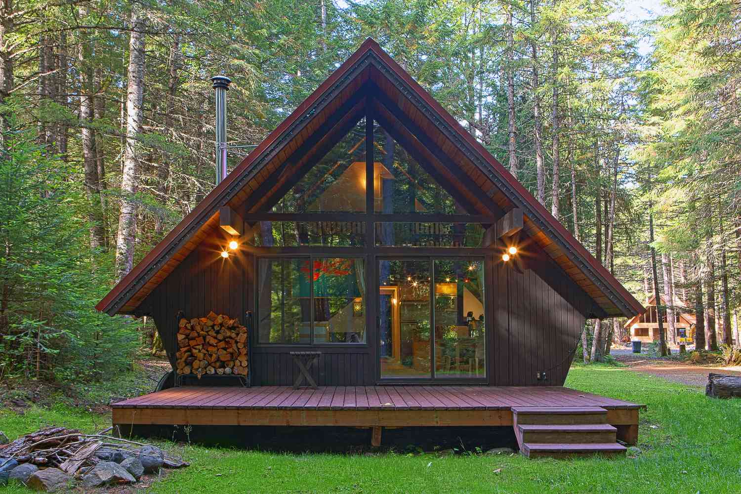 Moderne Hütte mit Hinterhof im Wald