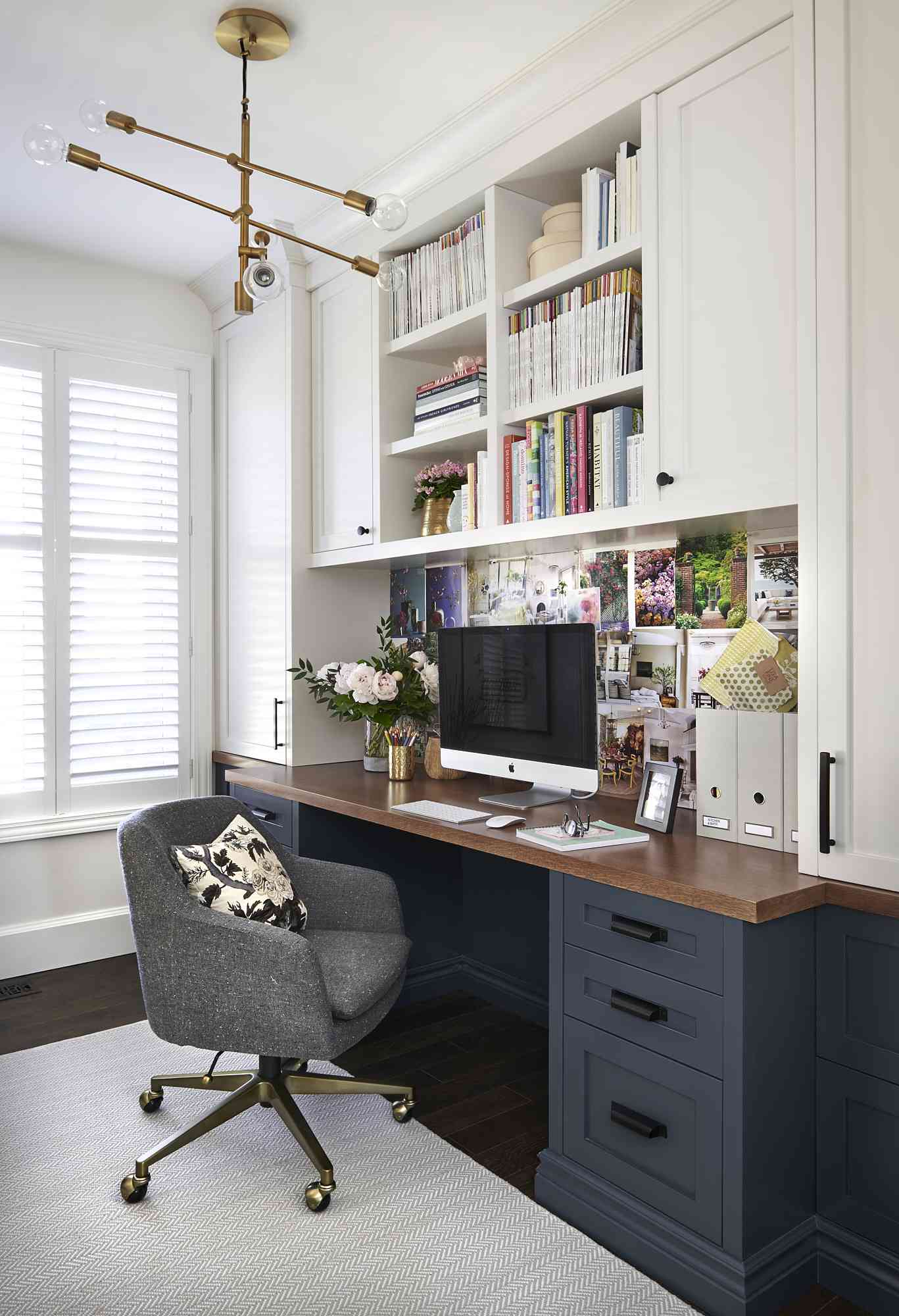 Traditionelles Heimbüro mit marineblauem und weißem Holztisch
