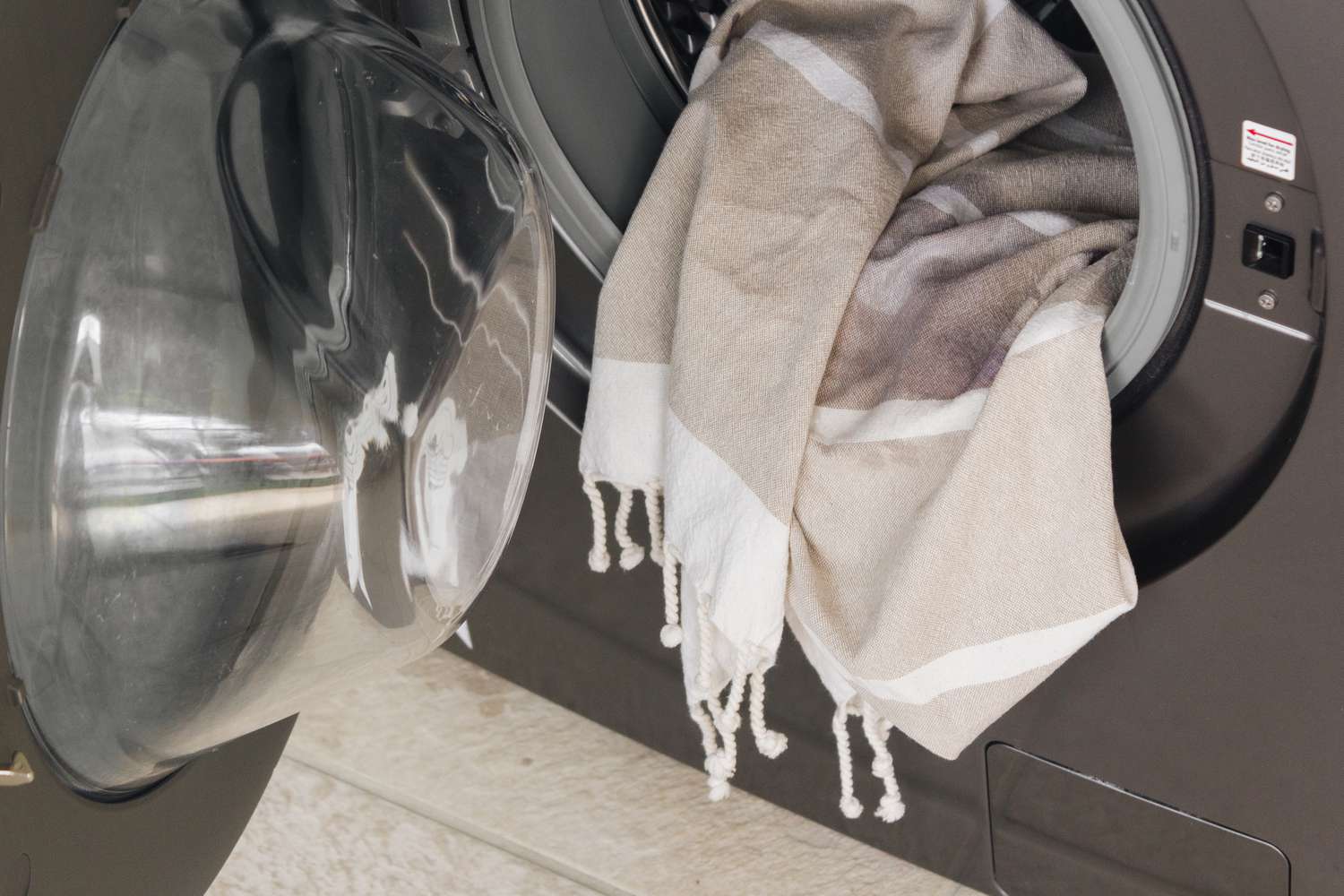 betroffenes Kleidungsstück wird in die Waschmaschine gegeben