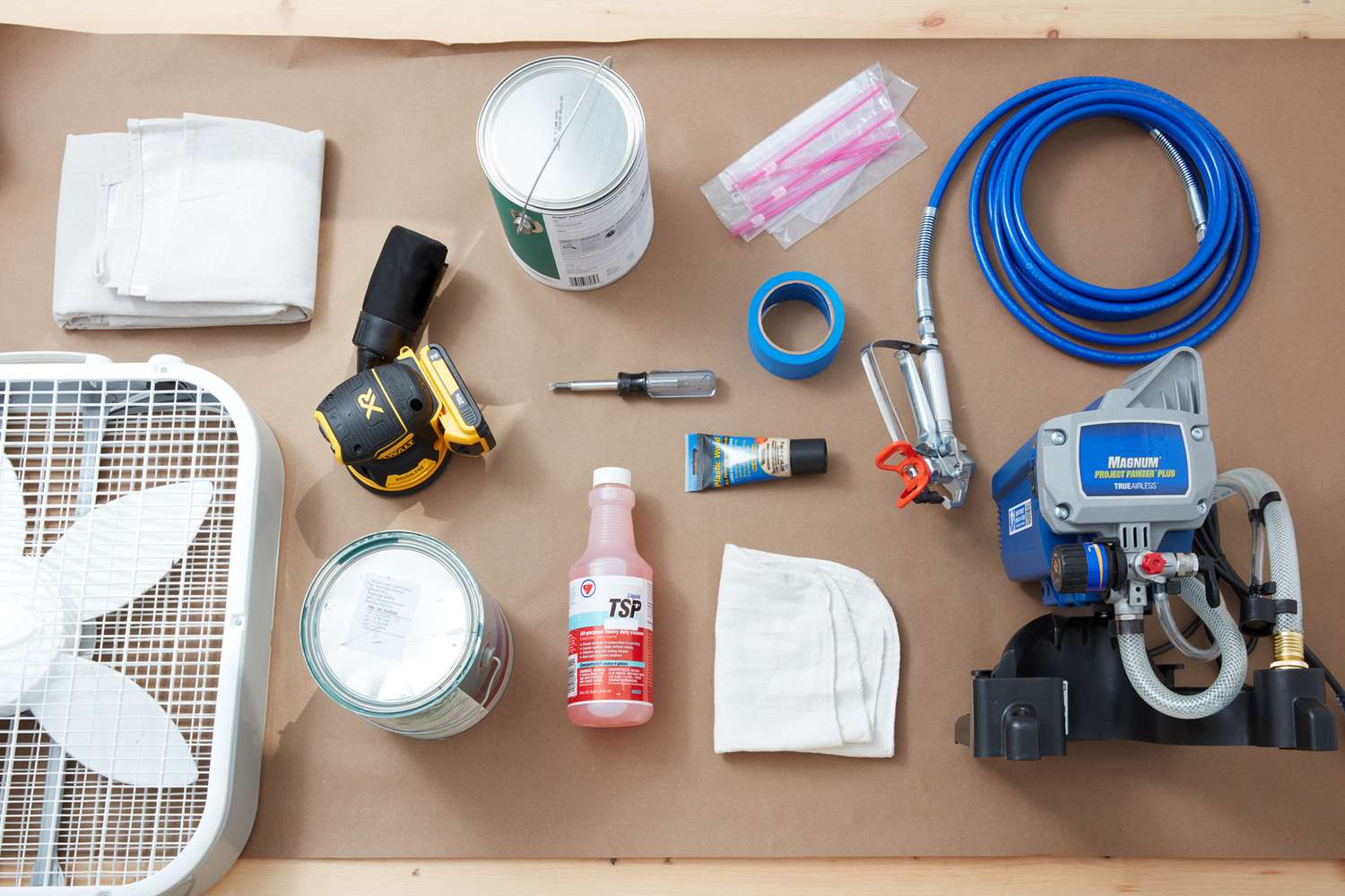 Materiales y herramientas para pintar armarios de cocina con spray