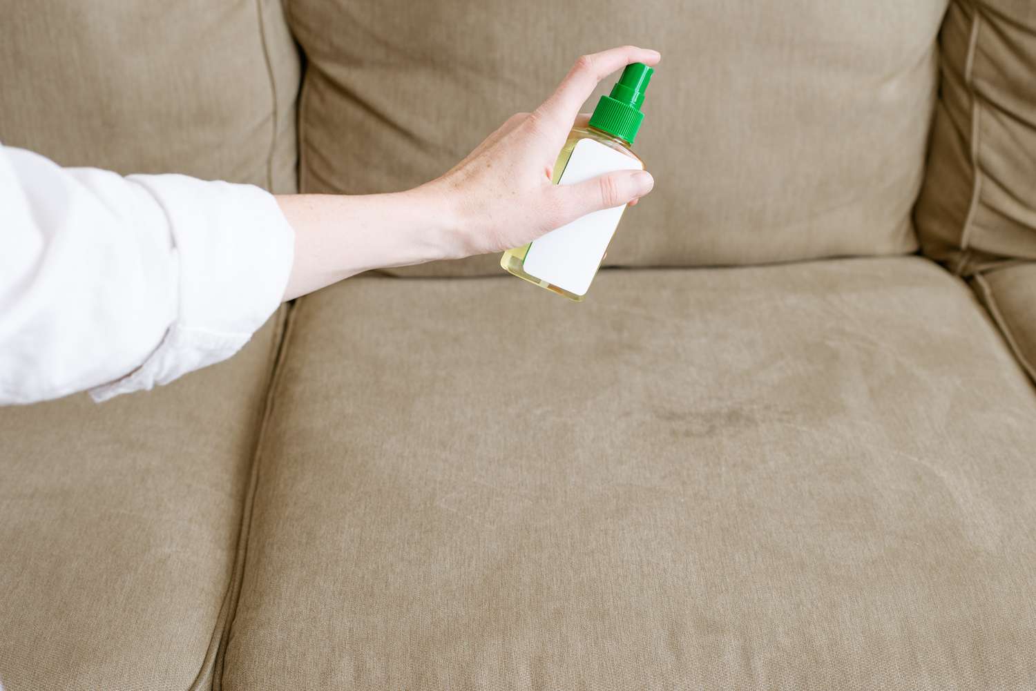 Gebrauchte braune Couch mit Insektenschutzmittel besprüht 