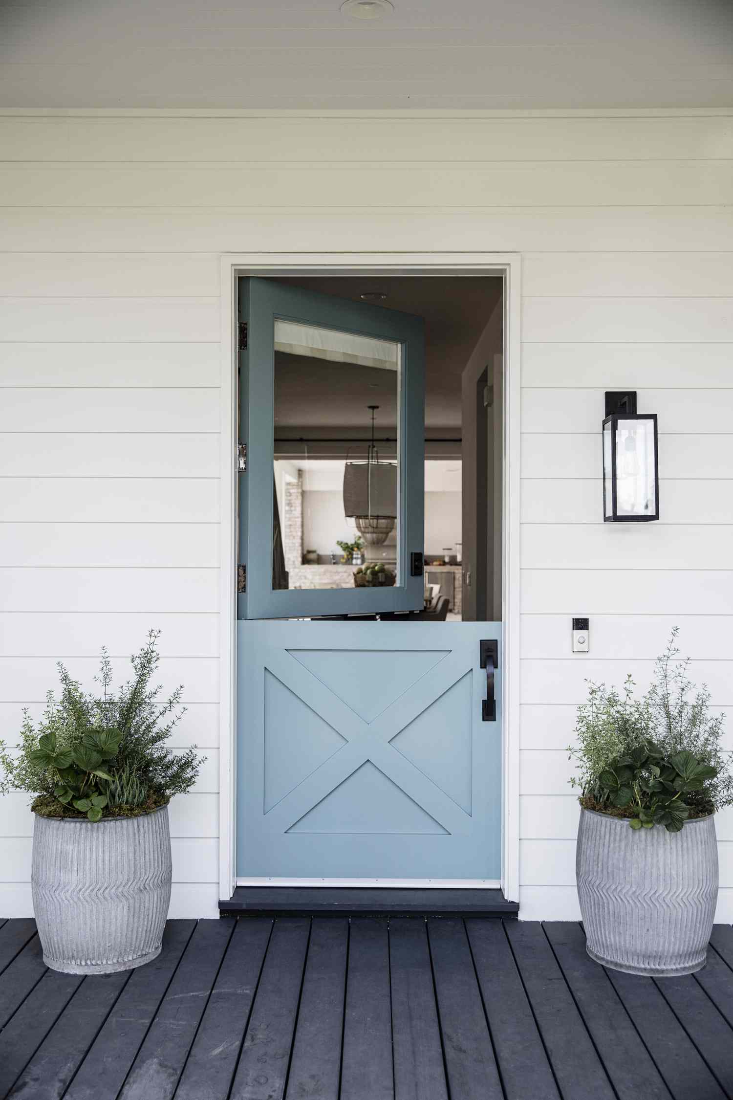 Eine blau gestrichene Tür im niederländischen Stil