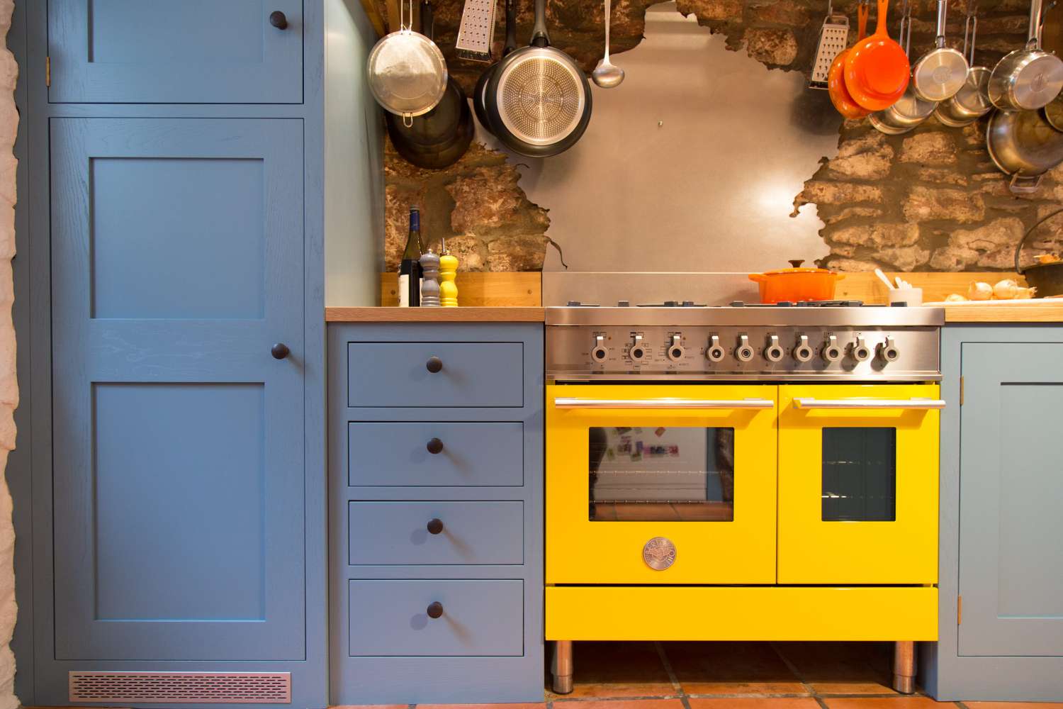 cozinha shaker colorida com detalhes em azul e amarelo