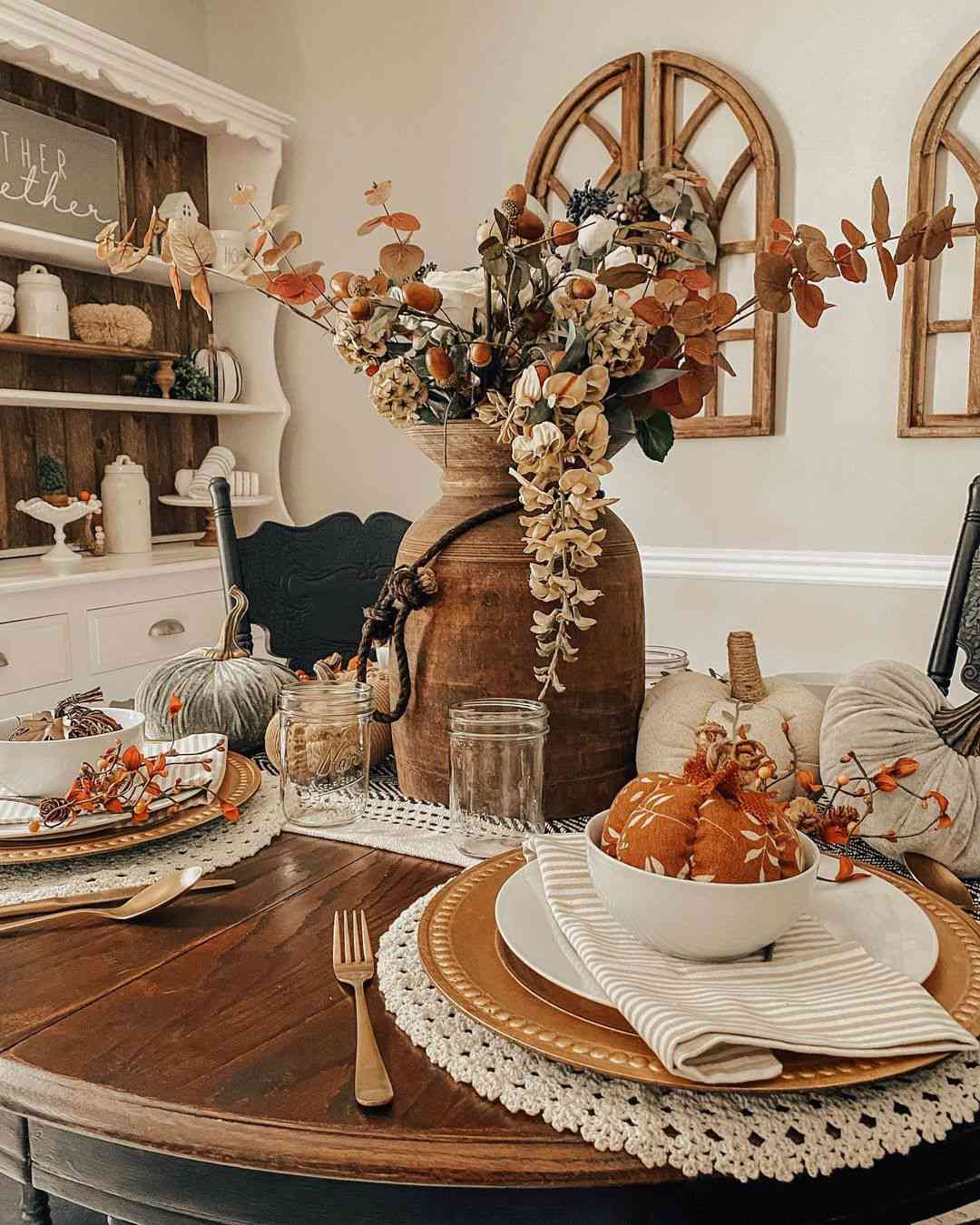 Paisagem de mesa de outono com vaso de madeira cheio de várias flores secas e abóboras ao redor