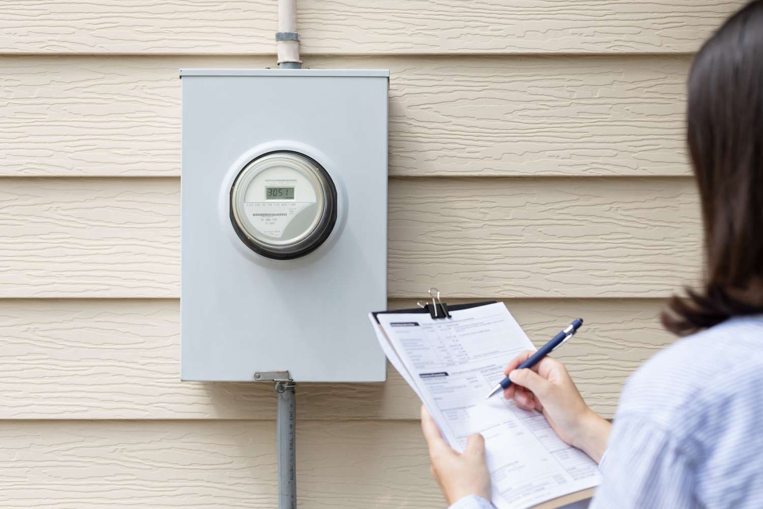 Medidor de energia externo sendo auditado para reduzir a conta de luz