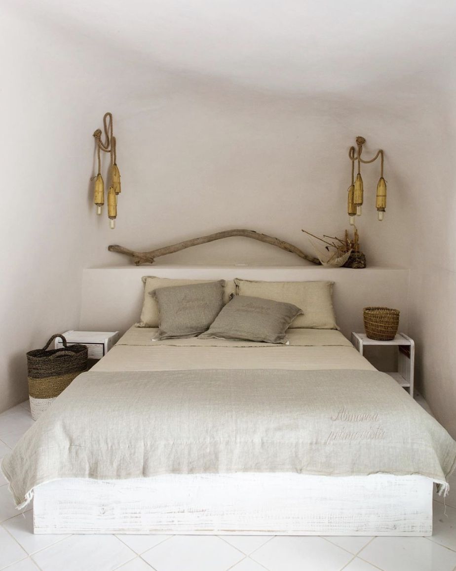 dormitorio con paredes de piedra