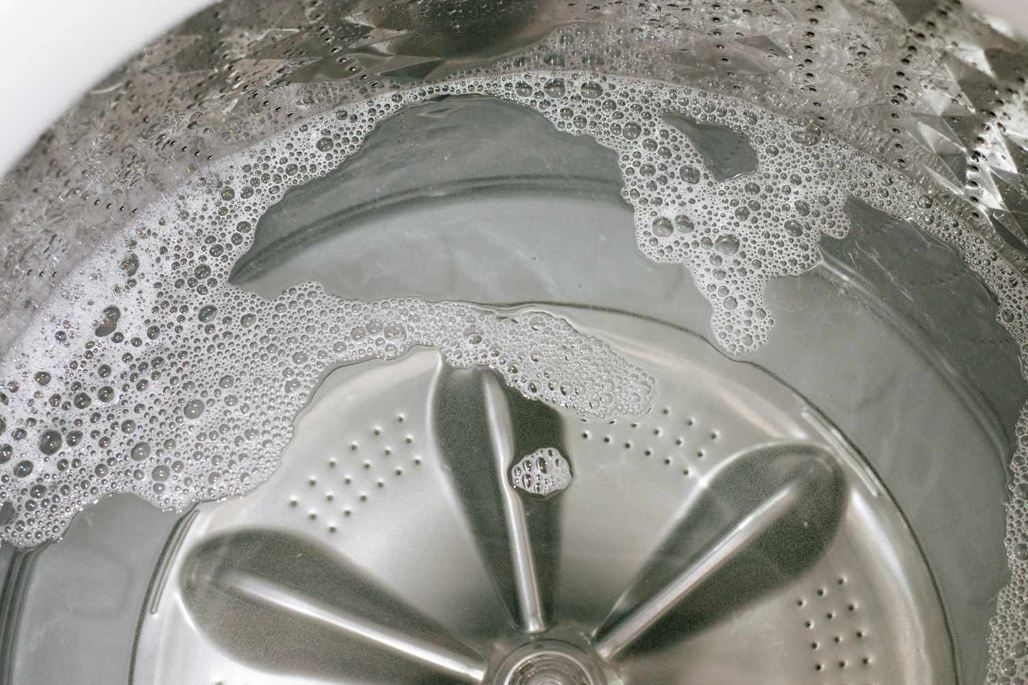 Agua jabonosa dentro de la lavadora
