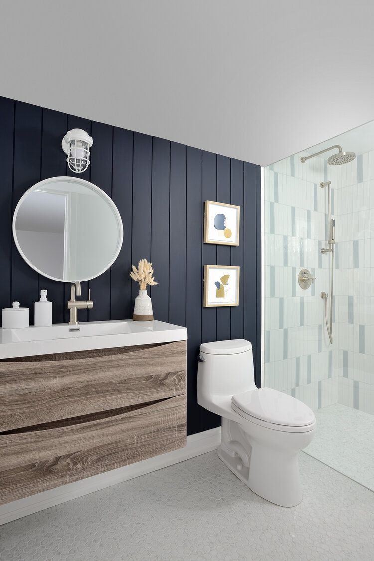 baño con pared de paneles de madera navy