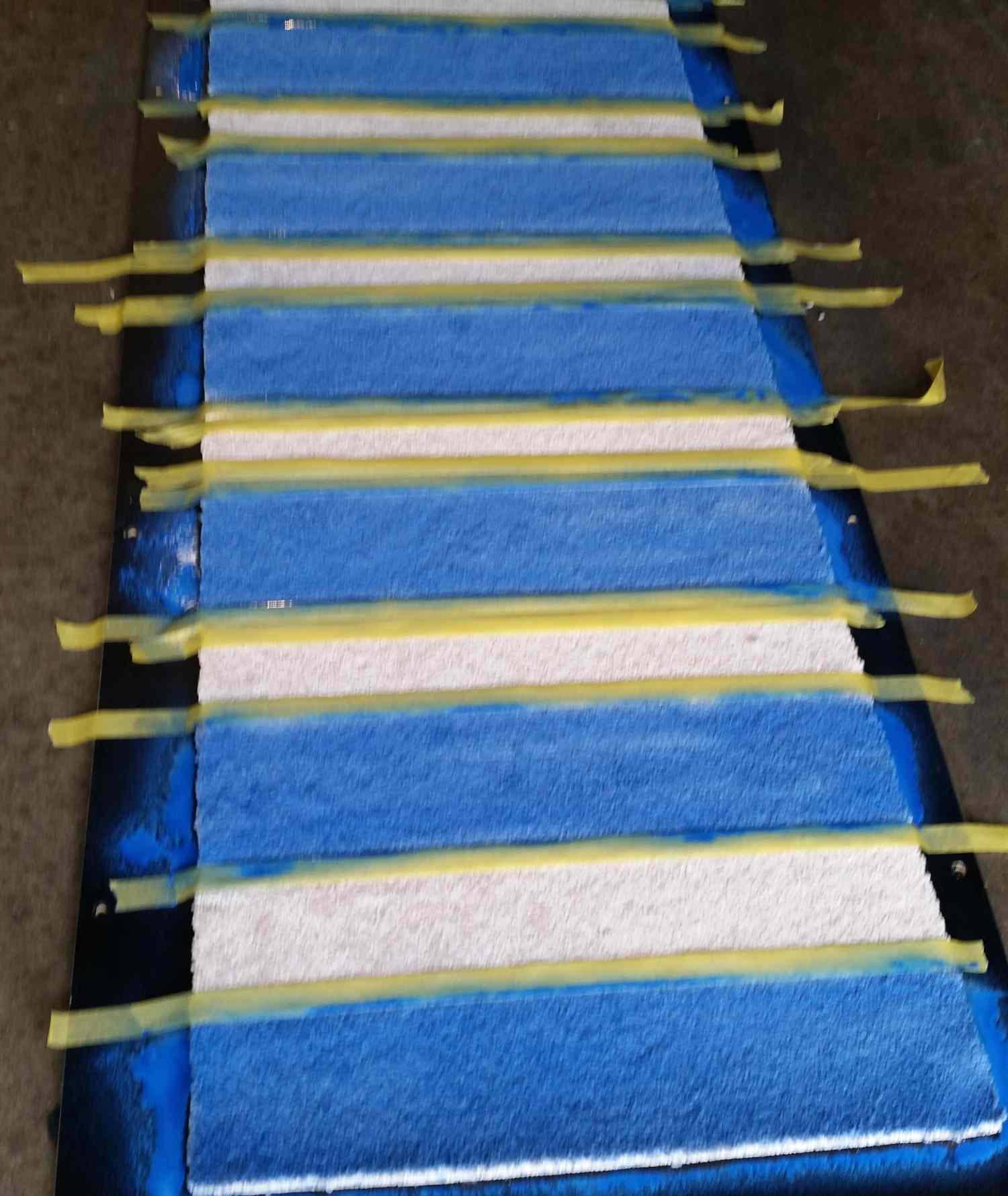 Teppichläufer mit blauen Farbstreifen zwischen den Tapetenbahnen