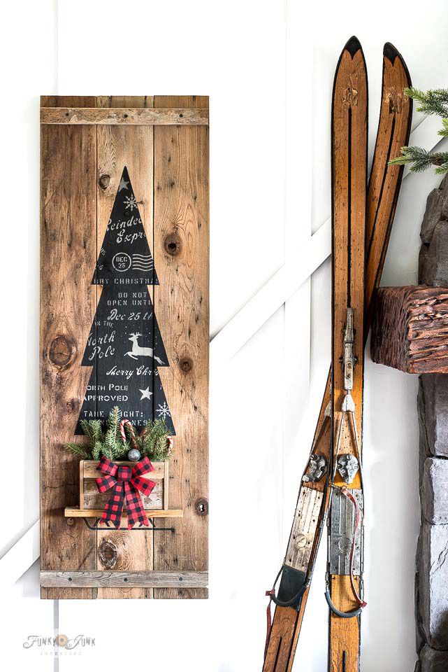 Ein Holzschild mit einem Weihnachtsbaum darauf