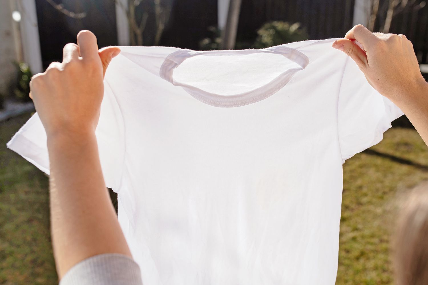 Camisa blanca expuesta a la luz para comprobar el proceso de limpieza