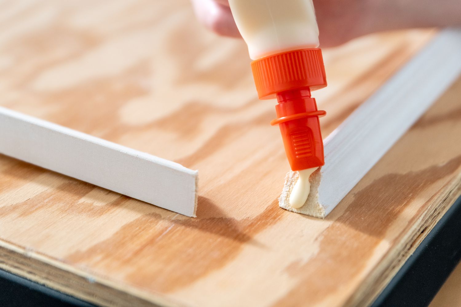 Cola para madera aplicada a los bordes de la moldura del marco