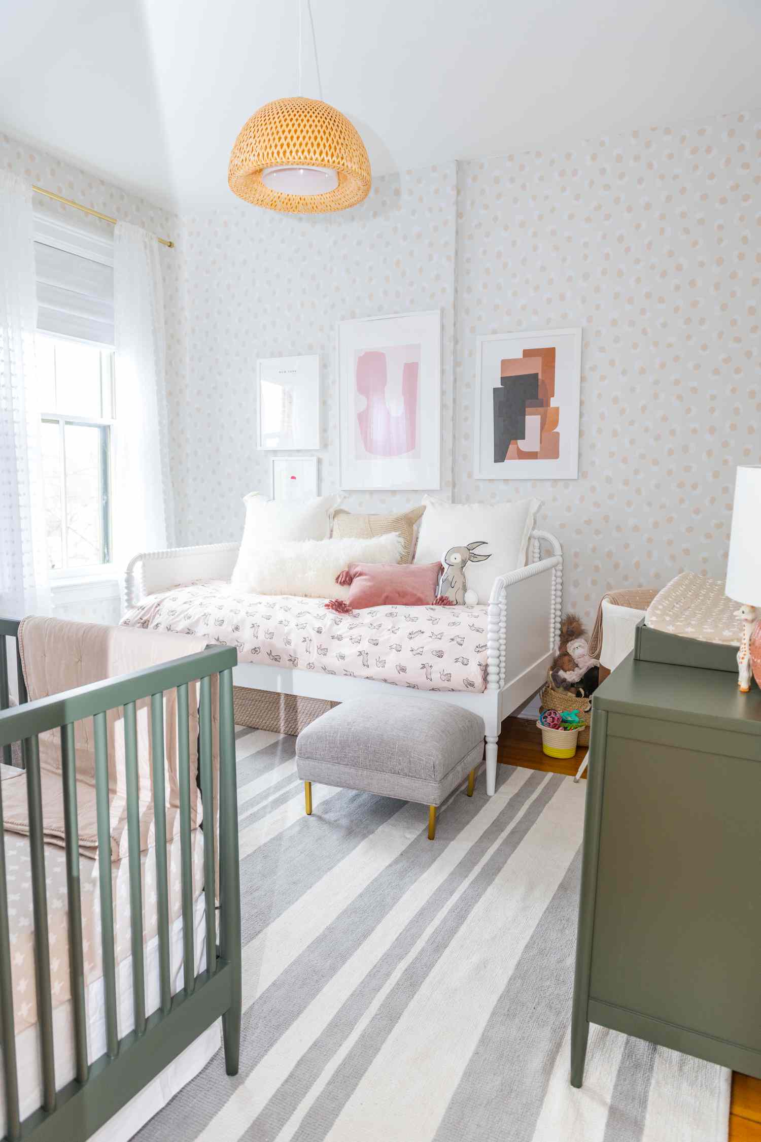 Helles, fröhliches Kinderzimmer mit Rattan-Hängern und grünen Möbeln.