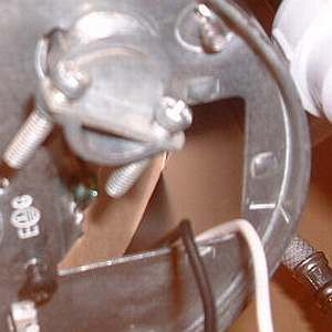 Ein Foto von einer Romex-Kabelverbindungsklemme.