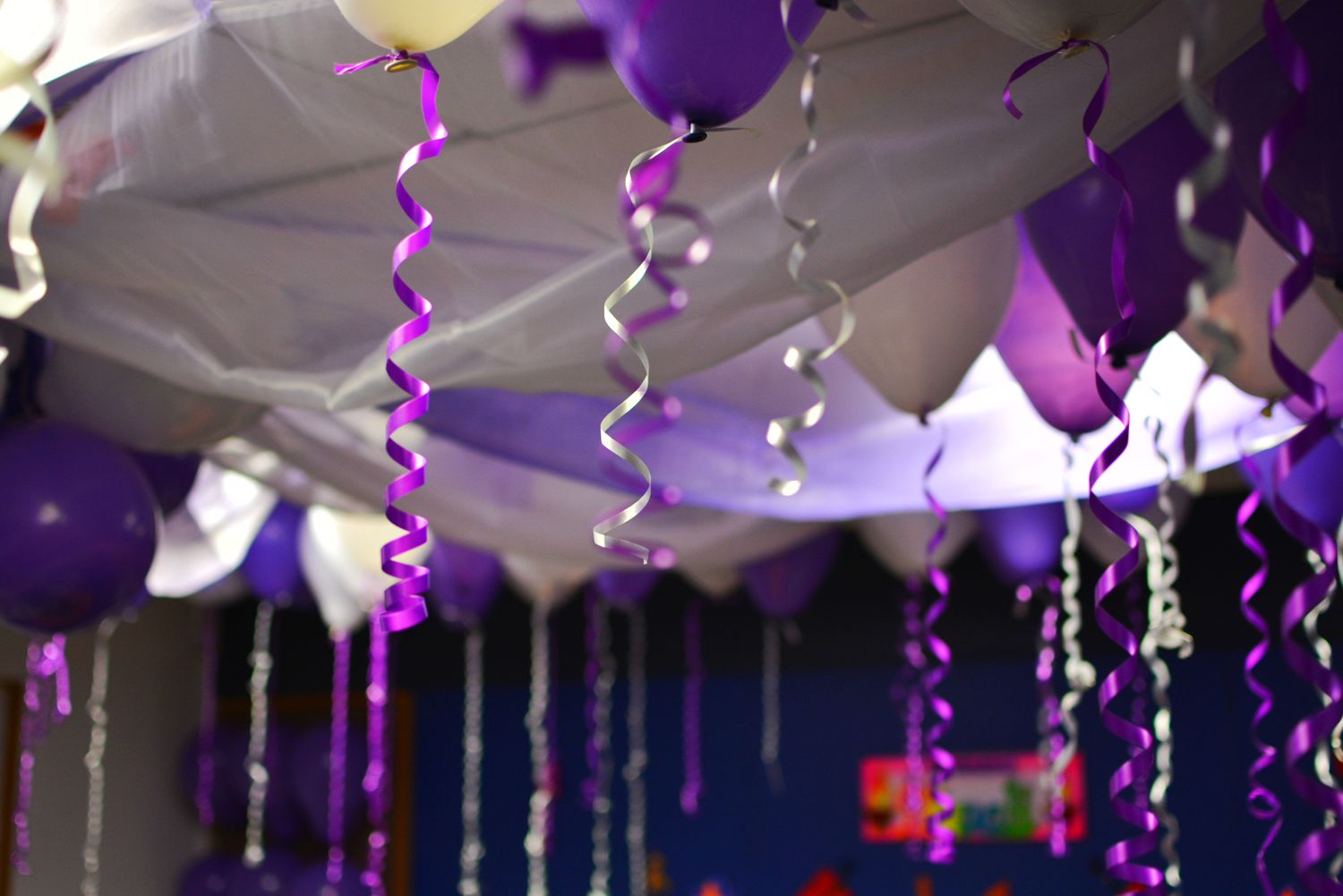 Dekorative Luftballons und Bänder an der Decke