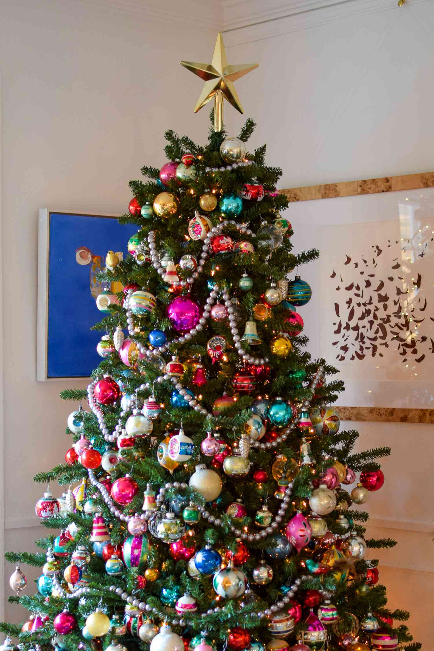Weihnachtsbaum mit leuchtenden Ornamenten 