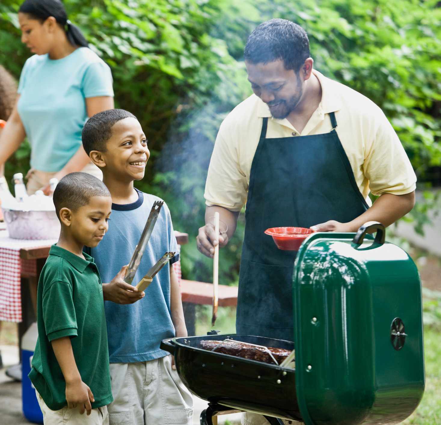 Familie grillt zusammen