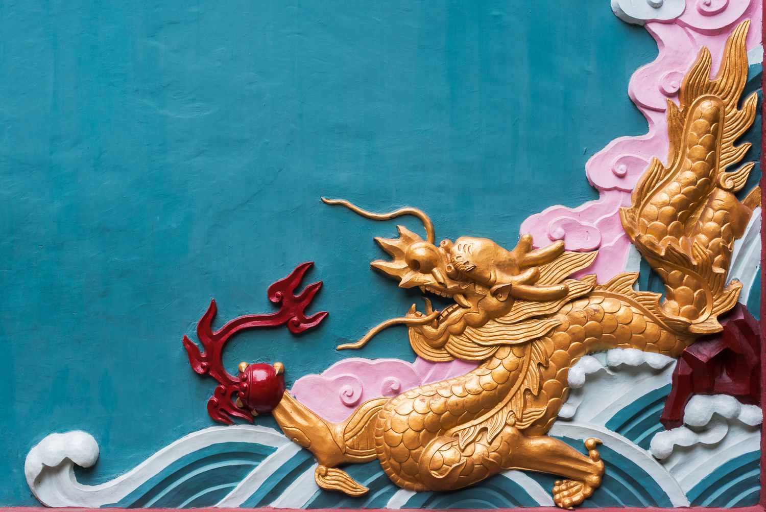 Colorido fresco de un dragón en un templo budista, Chengdu, provincia de Sichuan, China
