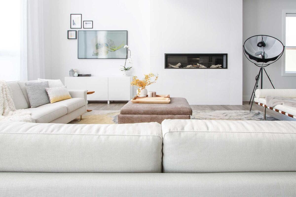 minimalistisches neutrales wohnzimmer