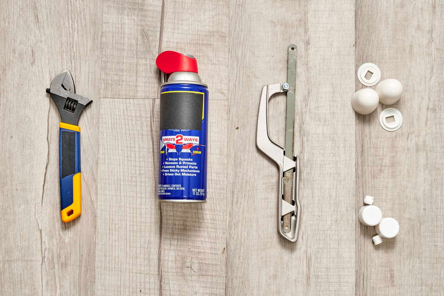 Materialien und Werkzeuge für den Austausch von Toilettenschraubenkappen