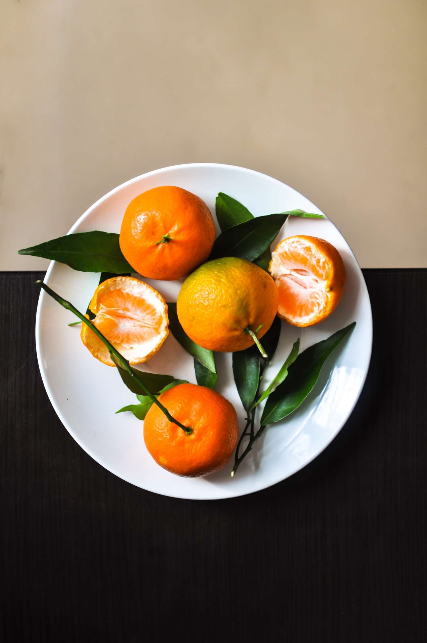 Mandarinen auf einem weißen Teller