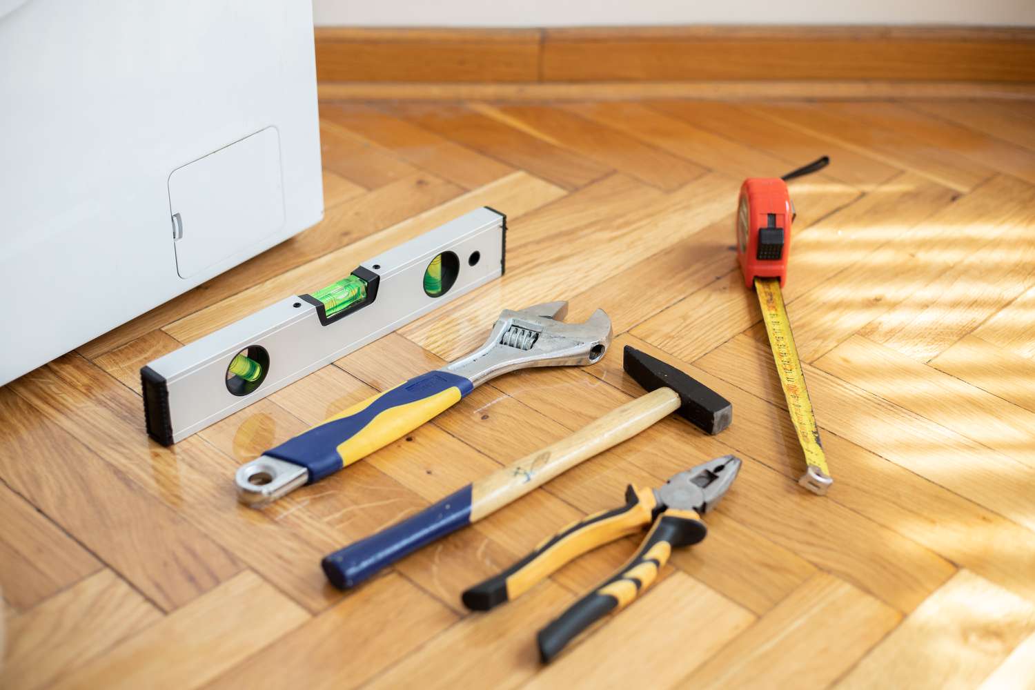 Werkzeuge auf dem Holzboden für Reparaturen organisiert
