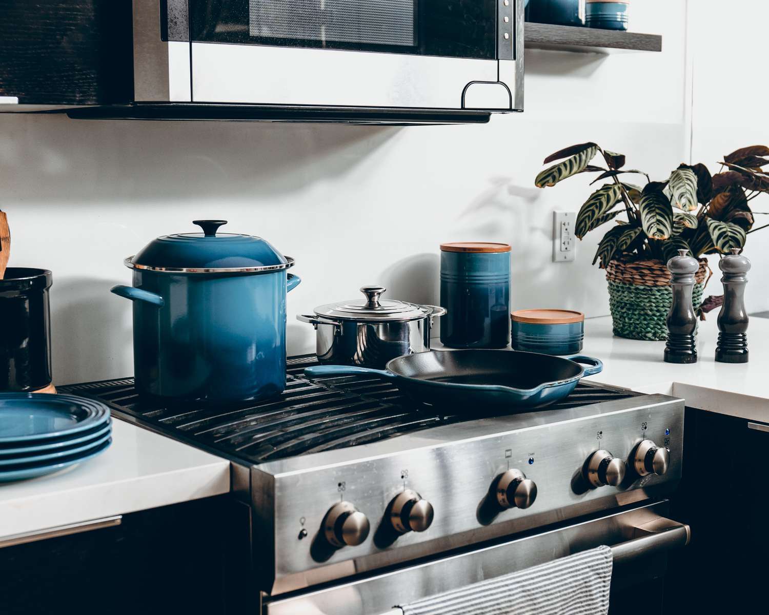 cocina con ollas azules y accesorios en una cocina moderna