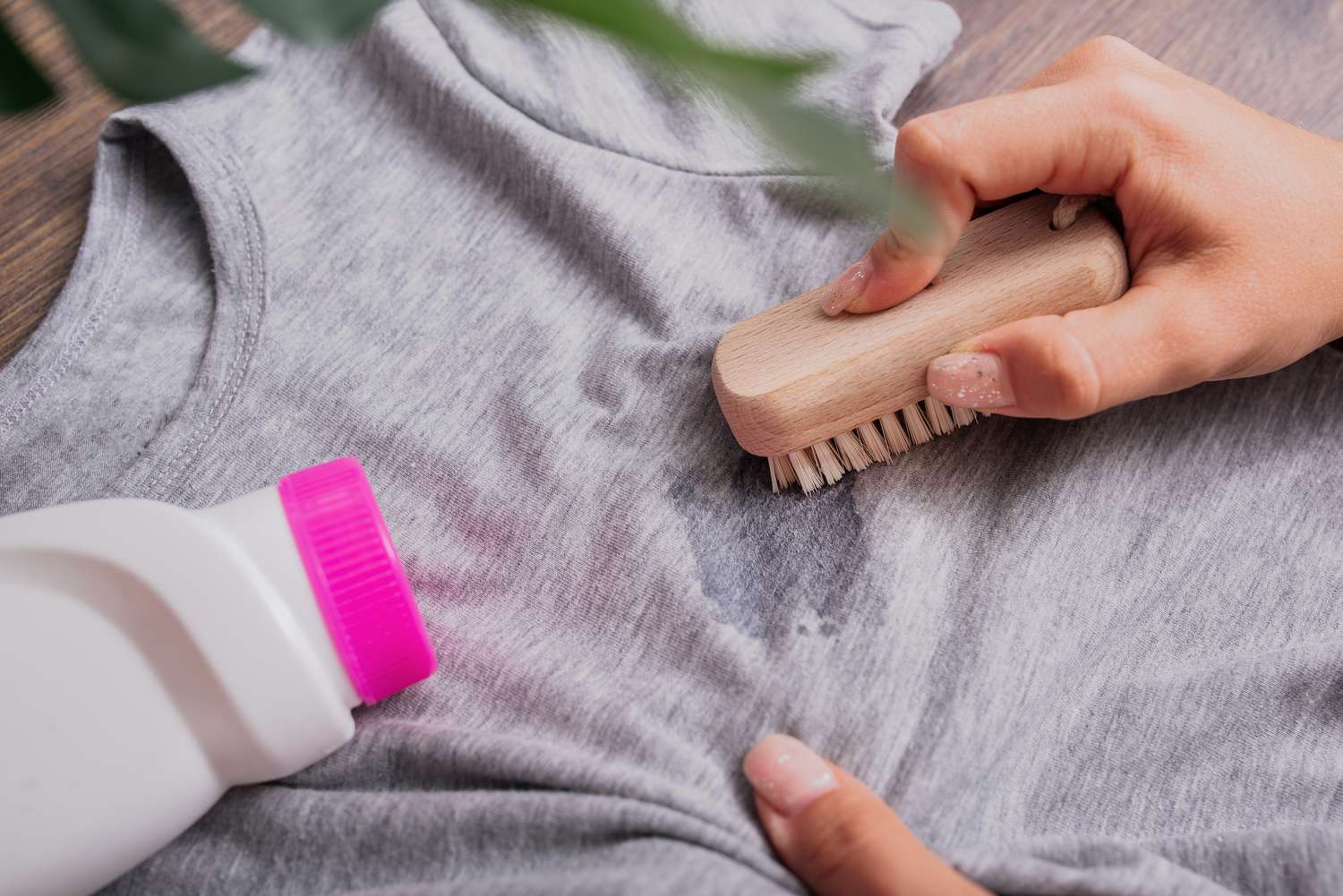 tratando uma mancha de comida frita em uma peça de roupa lavável