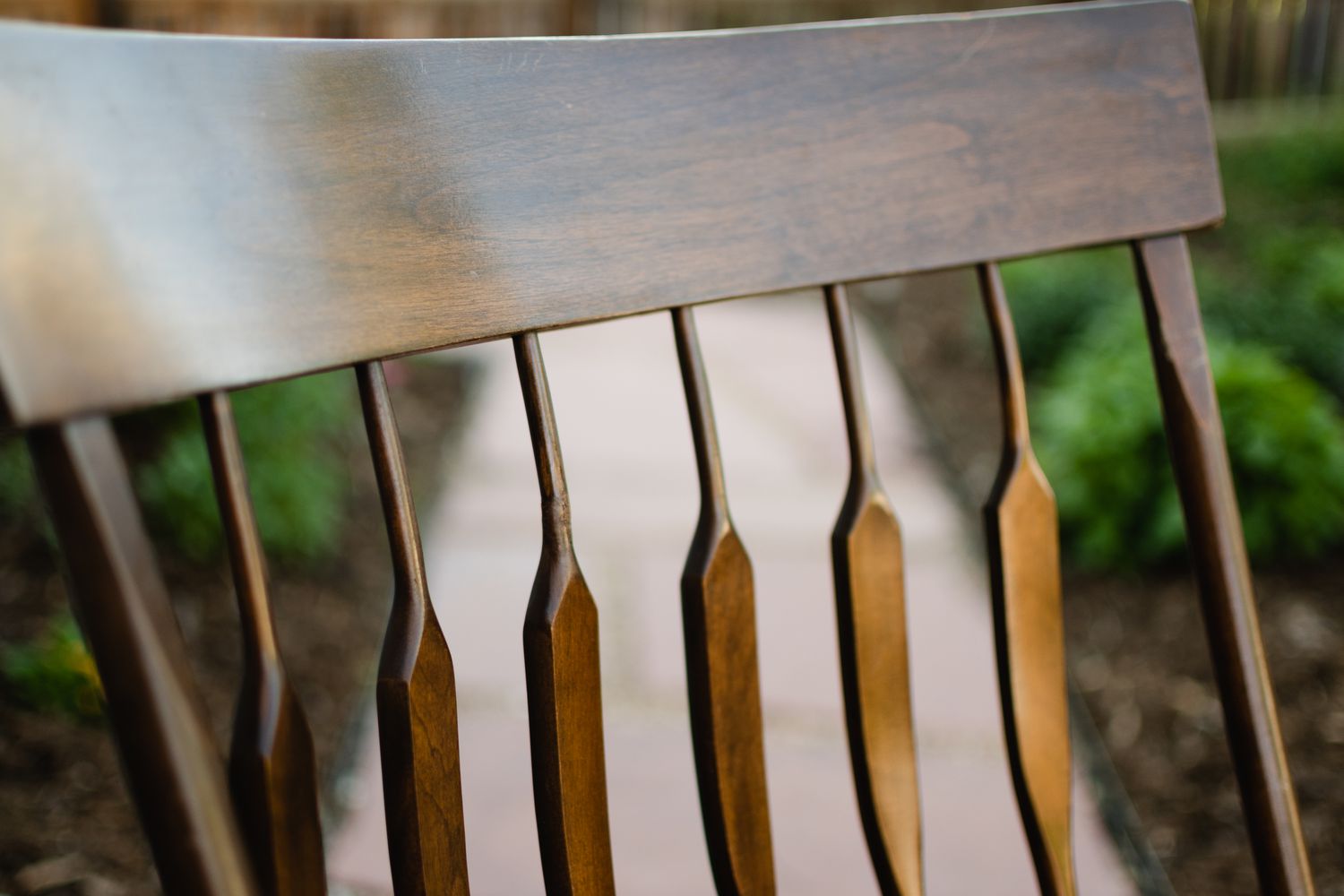 Respaldo de silla de madera con masilla de madera lijada