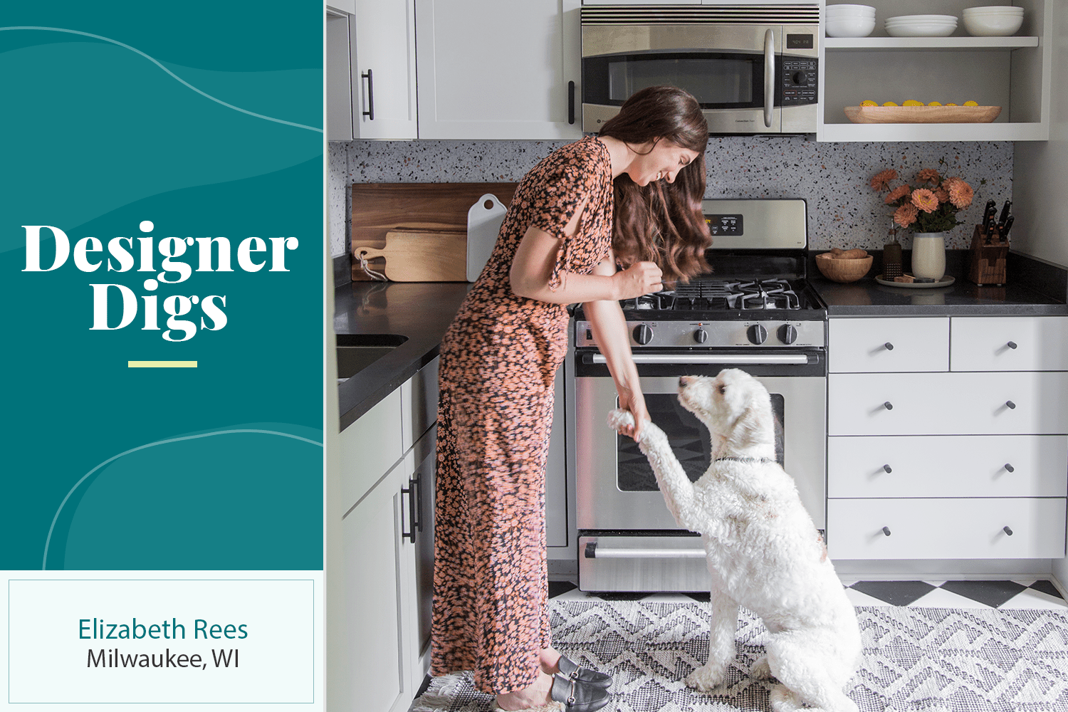 Designerin Elizabeth Rees in ihrer Küche mit ihrem weißen Hund.