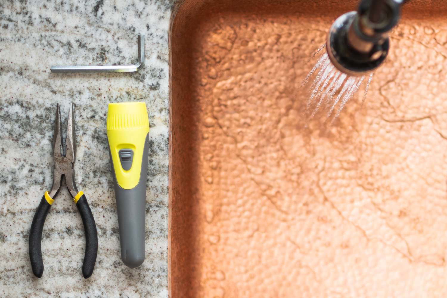 Materialien und Werkzeuge zum Lösen eines Spülen-Abfallentsorgers