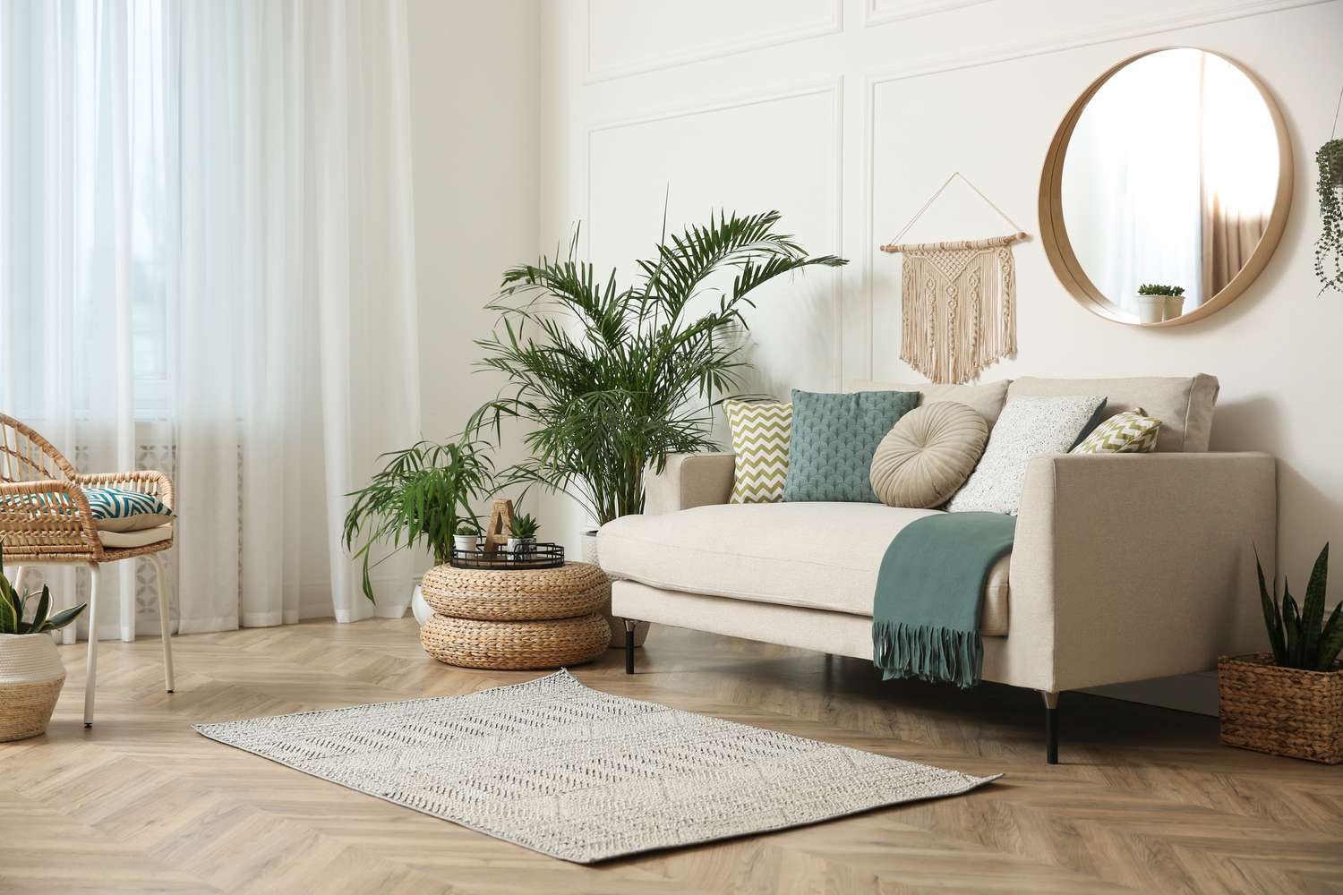 Minimales Wohnzimmer mit Pflanzen