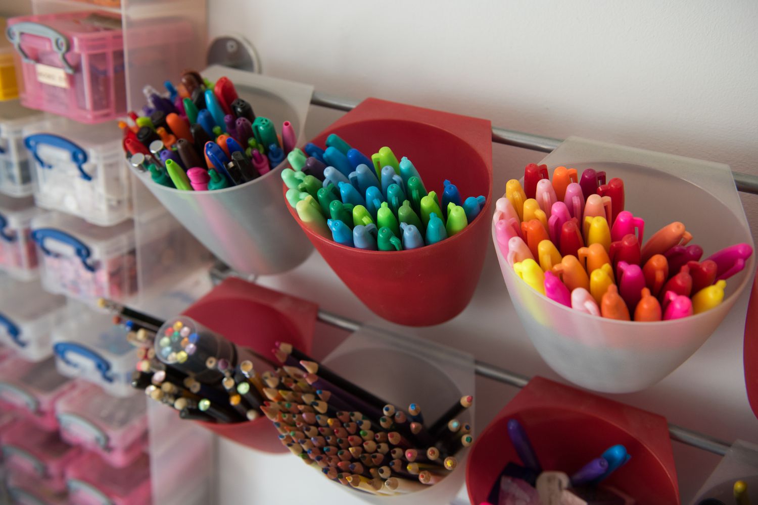 Bleistifte und Marker in hängenden Plastikhaltern