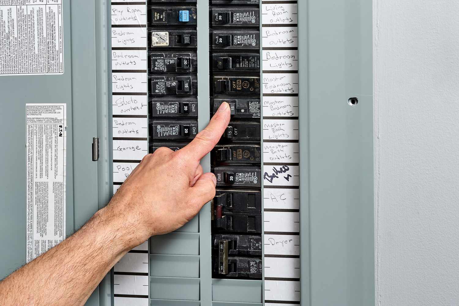 Strom im Leistungsschalter der Hauptschalttafel ausgeschaltet