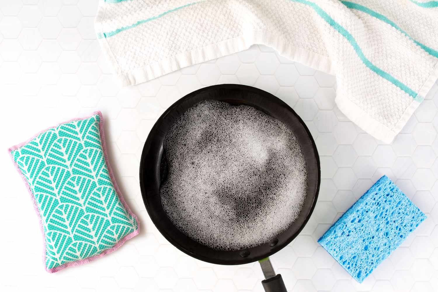 Cómo limpiar los utensilios de cocina antiadherentes