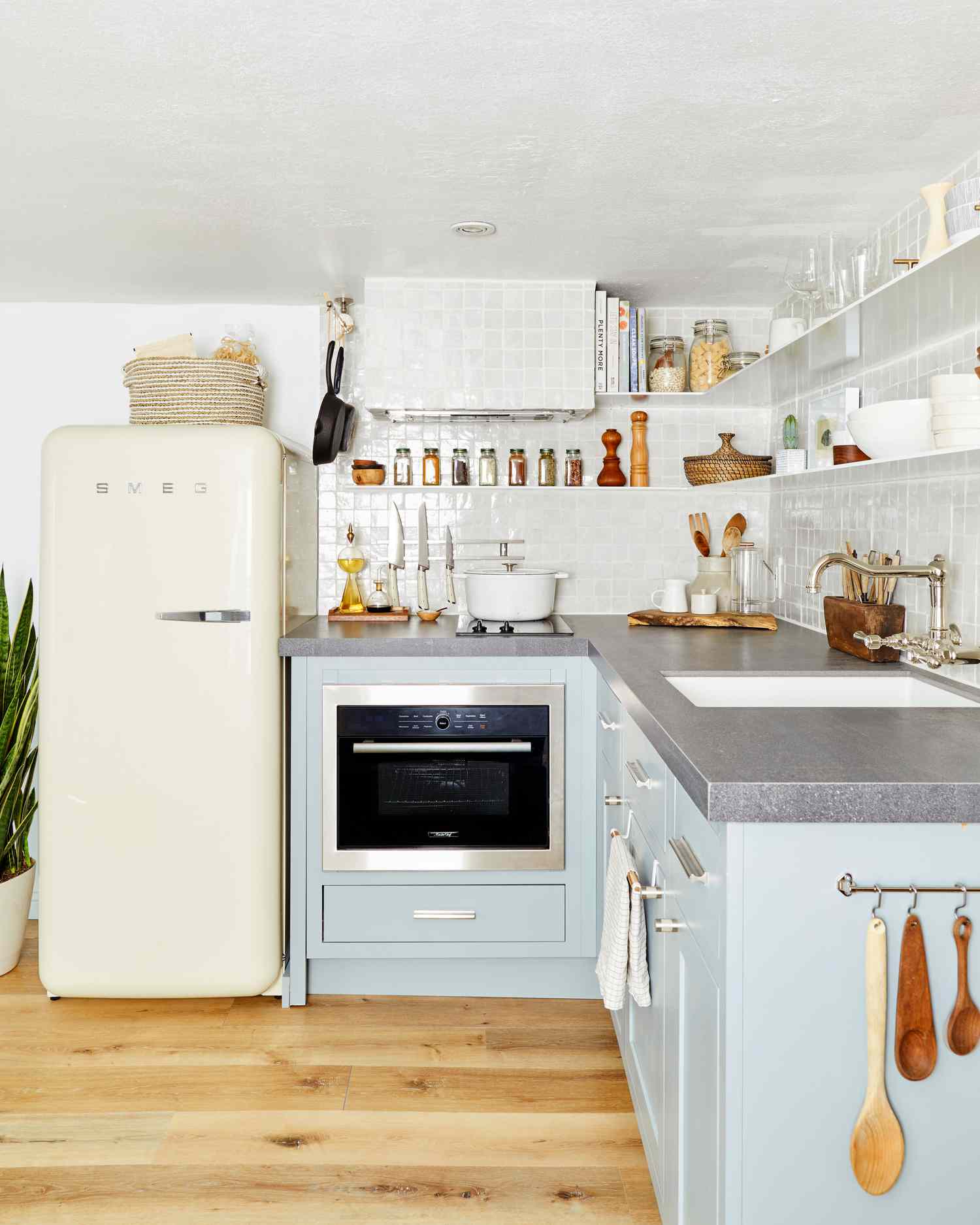 Küche mit Korb oben auf dem Kühlschrank