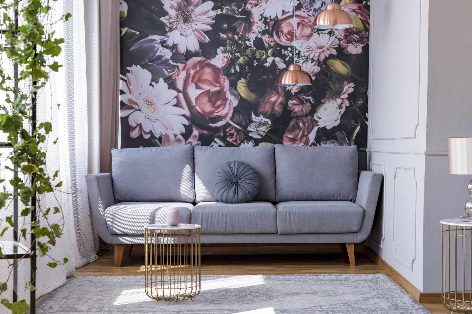 Wohnzimmer mit Blumentapete als Akzentwand