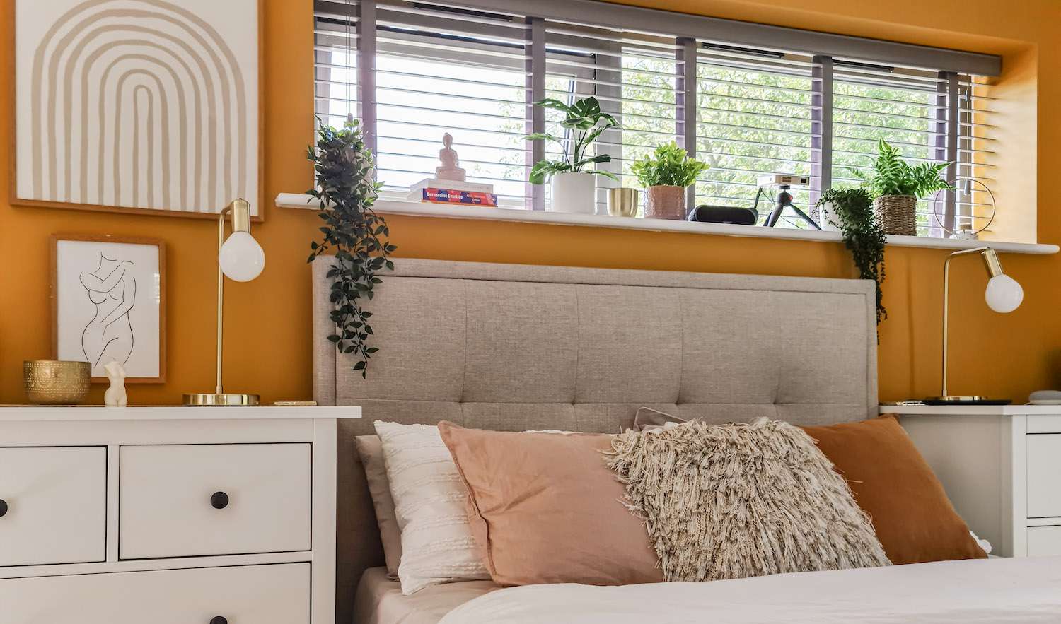 chambre à coucher avec mur de fond couleur moutarde, décor moderne