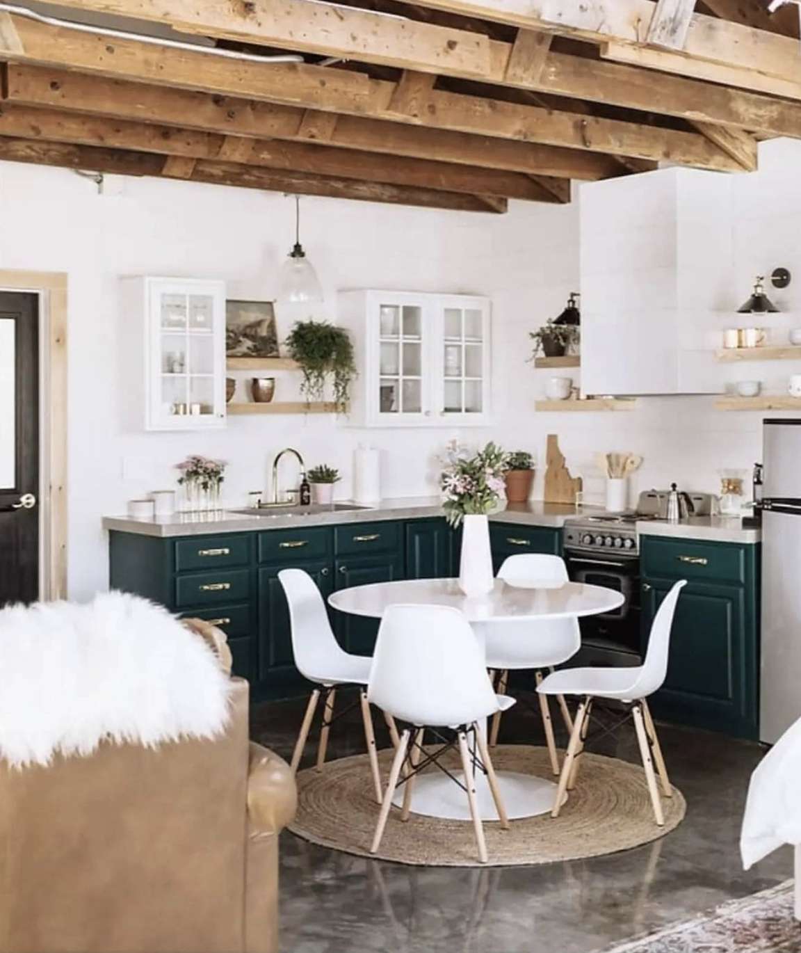 cozinha branca moderna com características rústicas e de meados do século