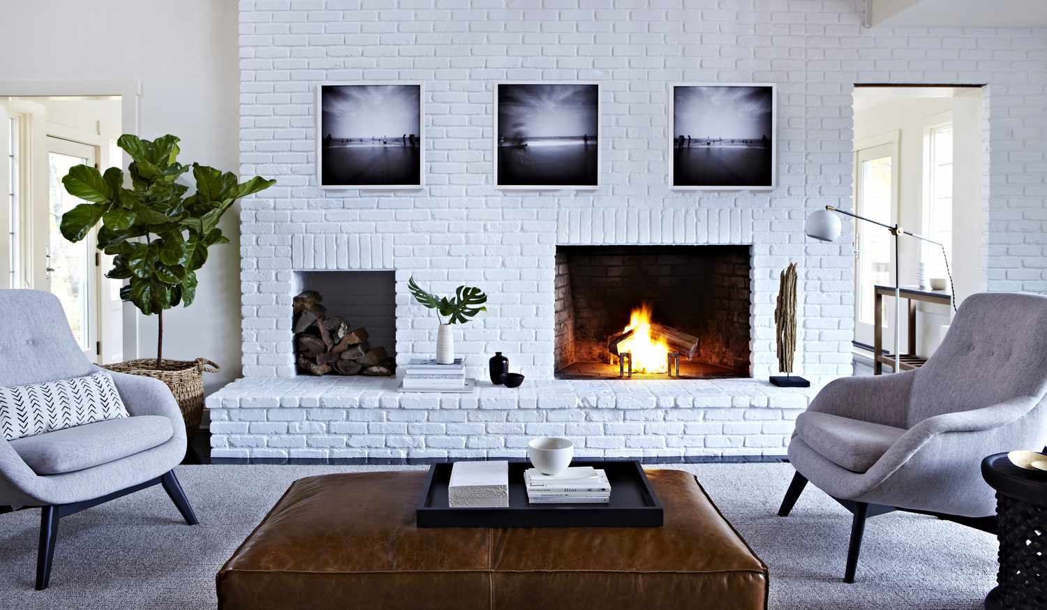 salon moderne avec briques peintes en blanc