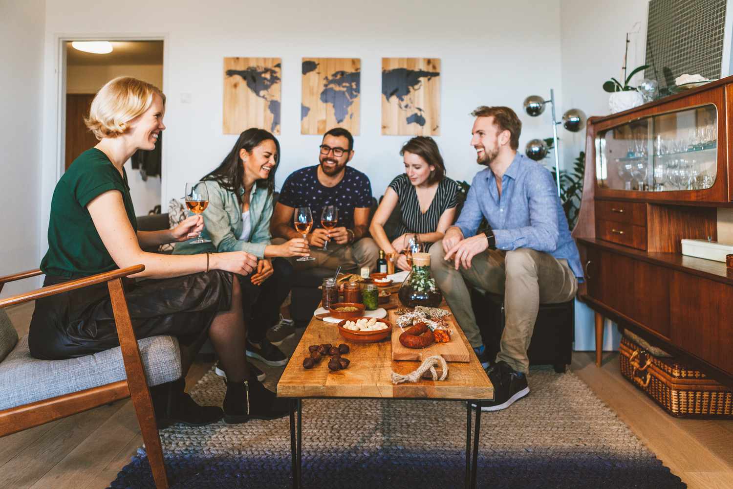 Freunde, die zu Hause am Tisch sitzen