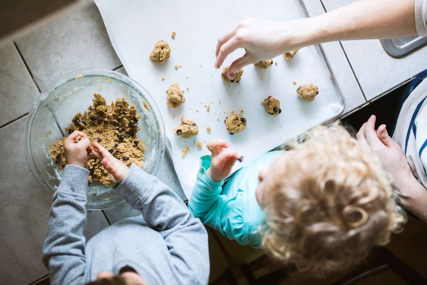 Eine Draufsicht auf Kinder beim Plätzchenbacken.