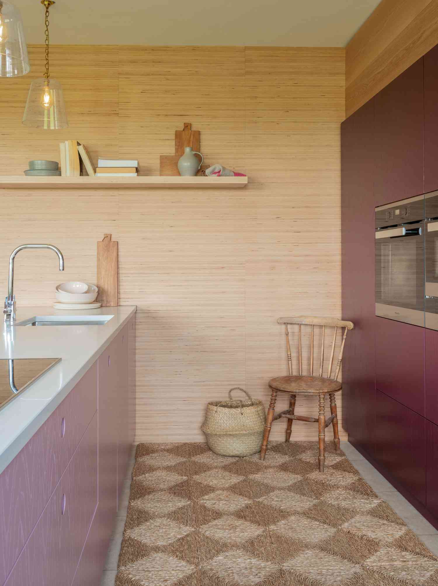 tapete de cozinha xadrez em cozinha lilás