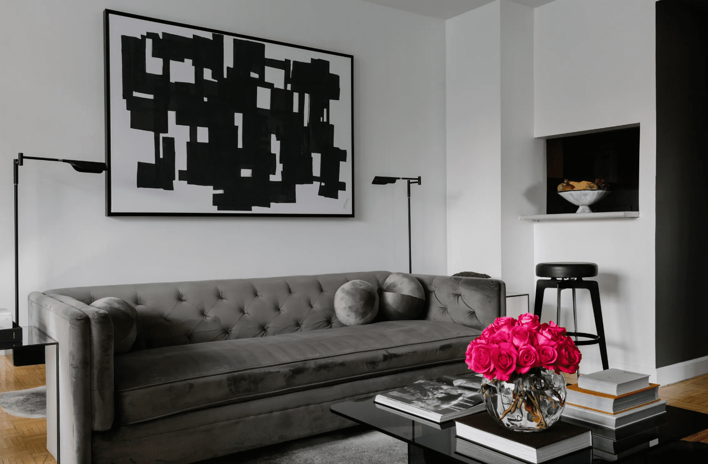 grau-schwarz-weißes Wohnzimmer mit hellen Rosen in einer Vase
