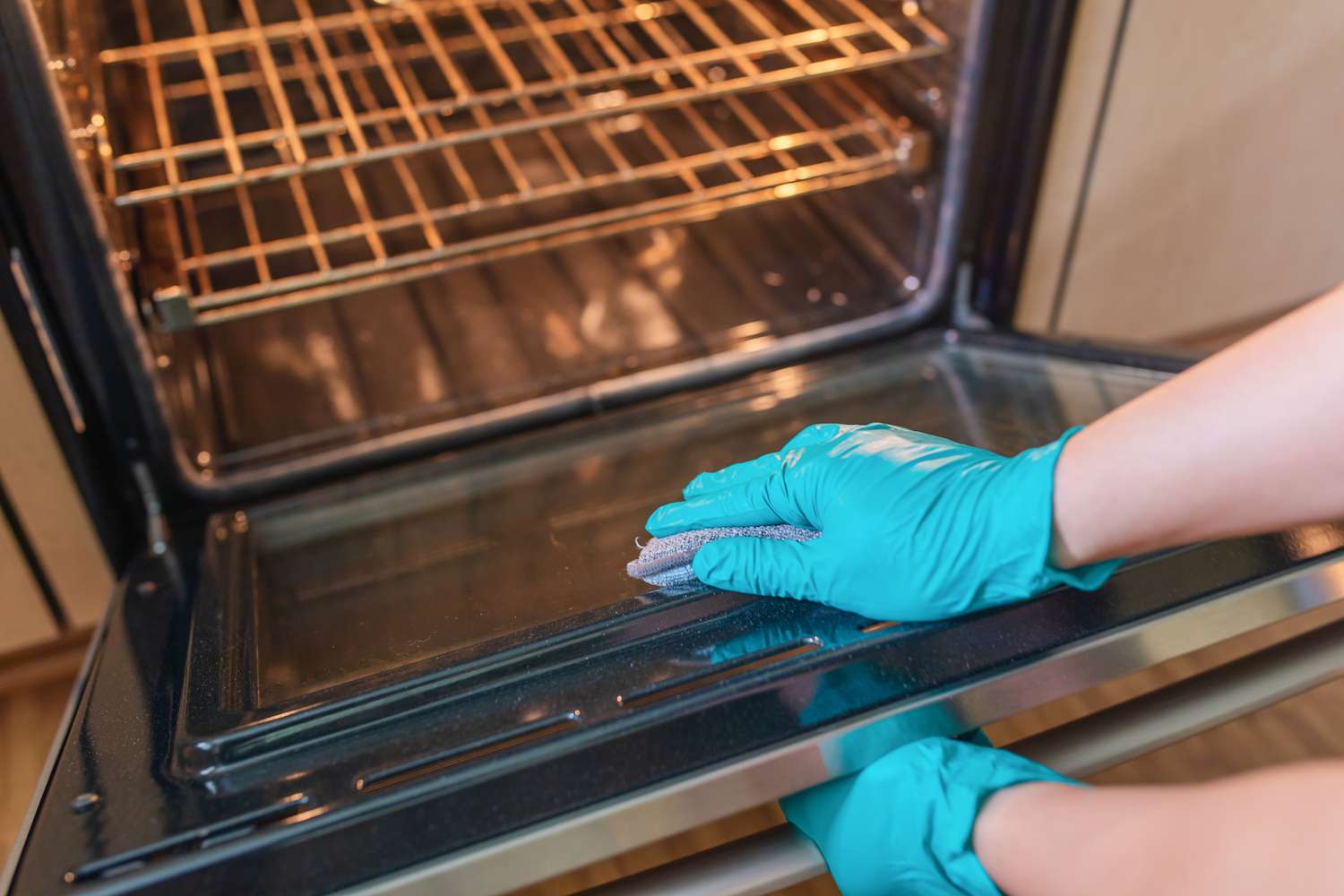 persona limpiando un horno