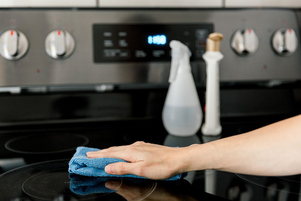 Comment nettoyer une table de cuisson en verre